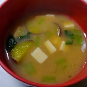 さつま芋・豆腐・小松菜の味噌汁